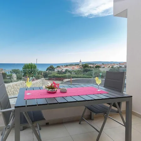 Luxury Beachfront Krk With Terrace Apartamento